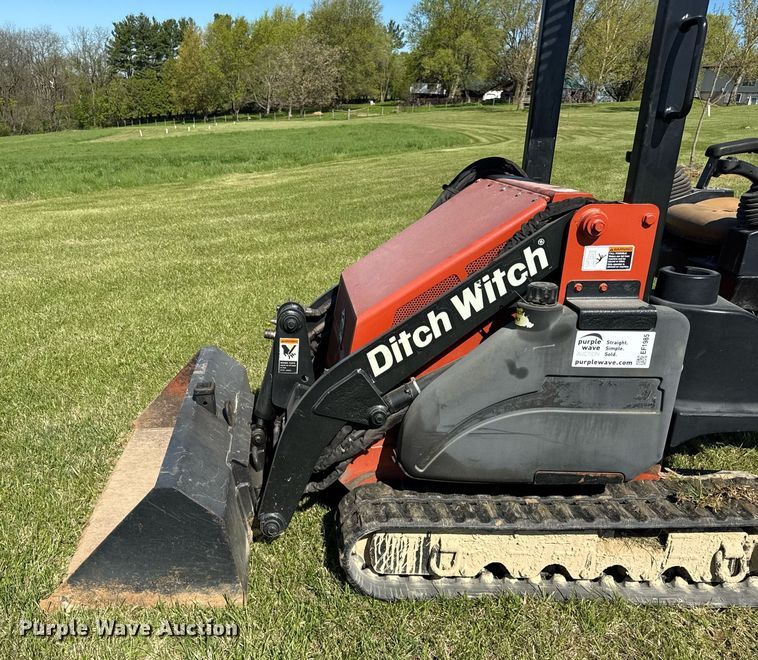 image for item EF1985 2008 Ditch Witch XT850 mini excavator / tool carrier