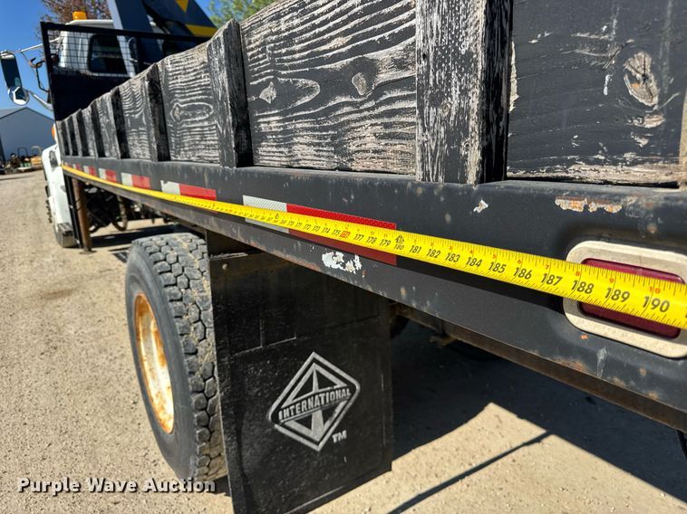 image for item EF1987 1998 Ford L8501 flatbed truck