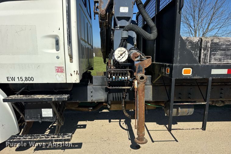 image for item EF1987 1998 Ford L8501 flatbed truck