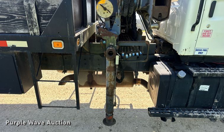 image for item EF1987 1998 Ford L8501 flatbed truck