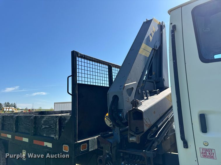 image for item EF1987 1998 Ford L8501 flatbed truck