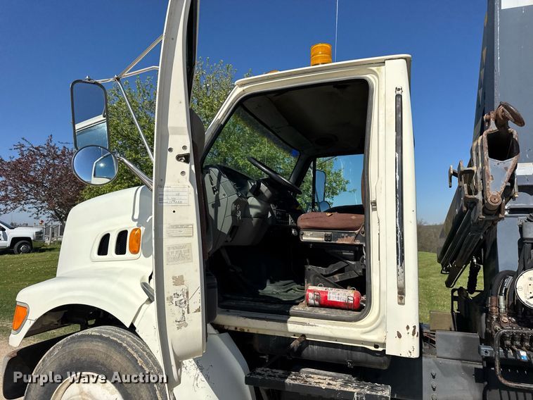 image for item EF1987 1998 Ford L8501 flatbed truck