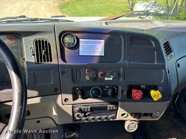 image for item EF1987 1998 Ford L8501 flatbed truck