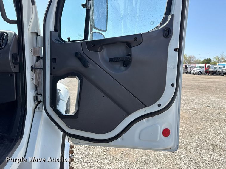 image for item EG5743 2007 Freightliner  Business Class M2 Crew Cab utility / service truck