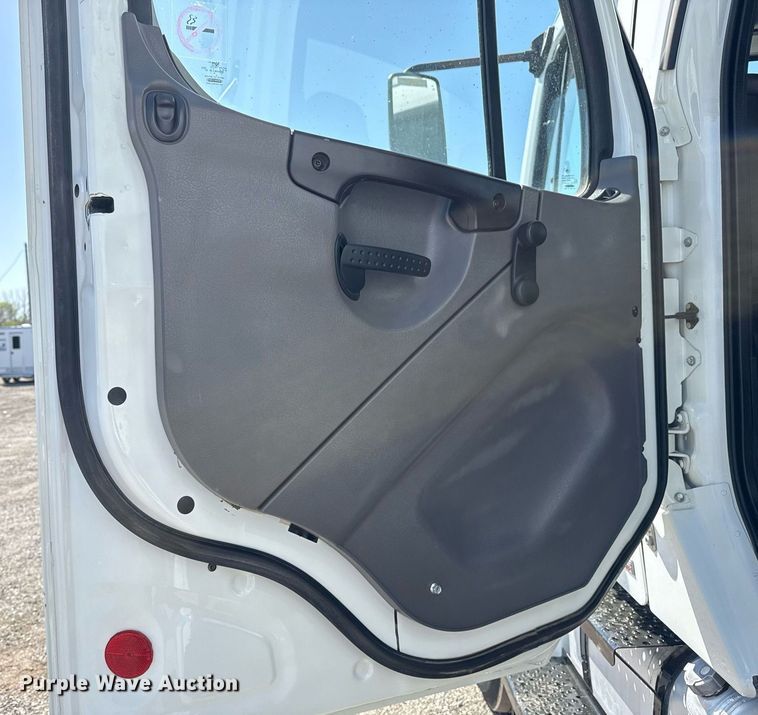 image for item EG5743 2007 Freightliner  Business Class M2 Crew Cab utility / service truck