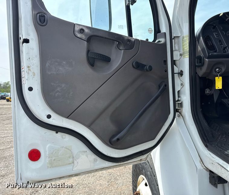 image for item EG5769 2008 Freightliner Business Class M2 Ext. Cab utility / service truck