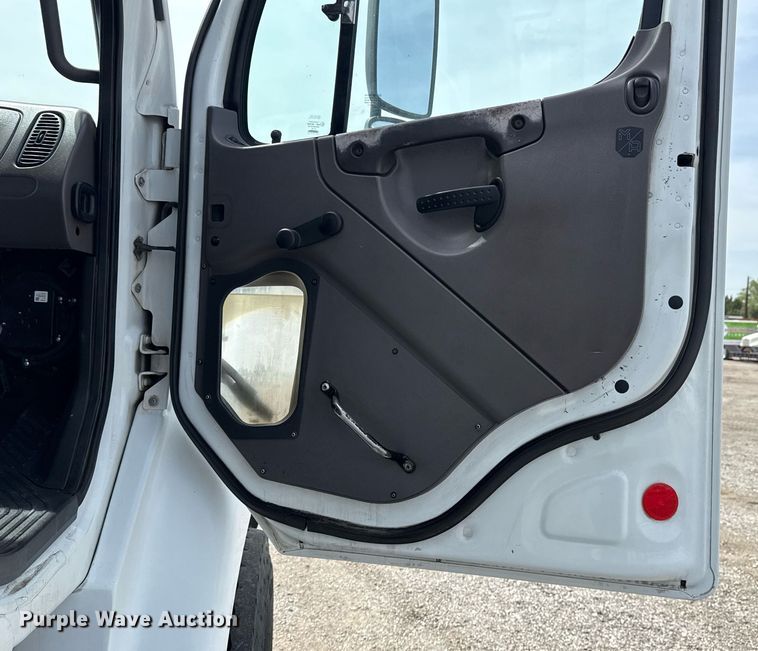 image for item EG5769 2008 Freightliner Business Class M2 Ext. Cab utility / service truck