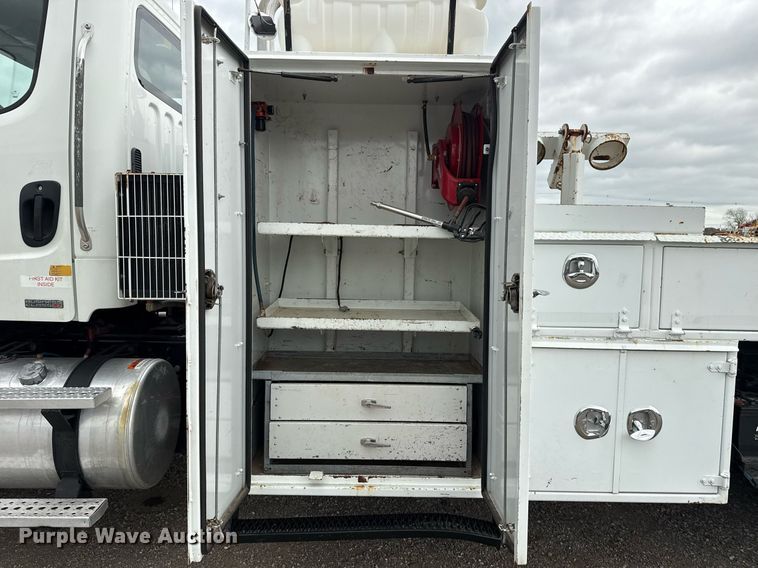 image for item EG5781 2010 Freightliner Business Class M2 crane truck