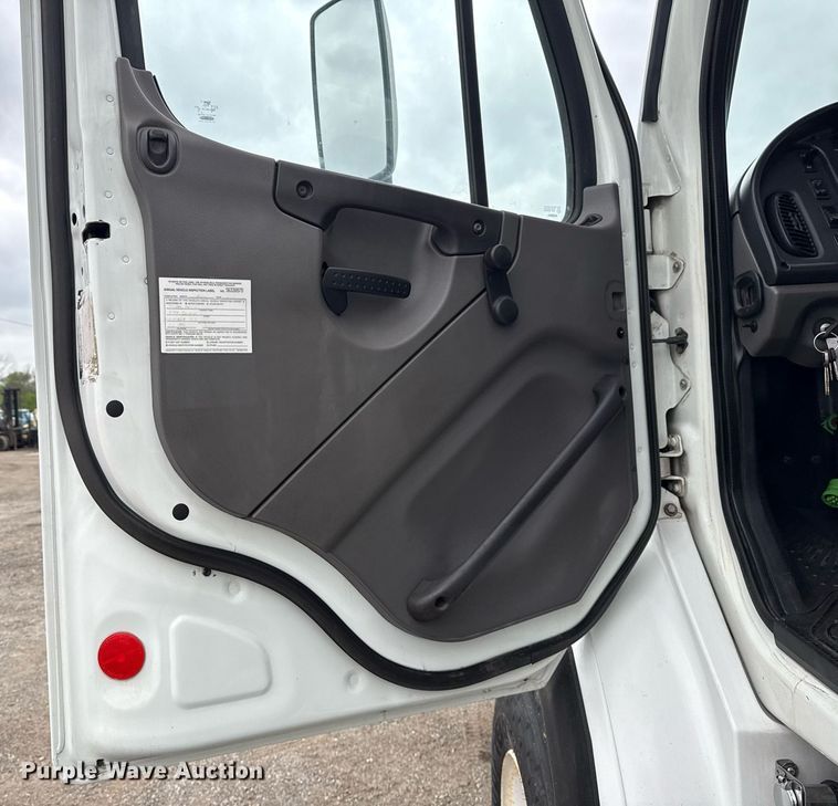 image for item EG5781 2010 Freightliner Business Class M2 crane truck