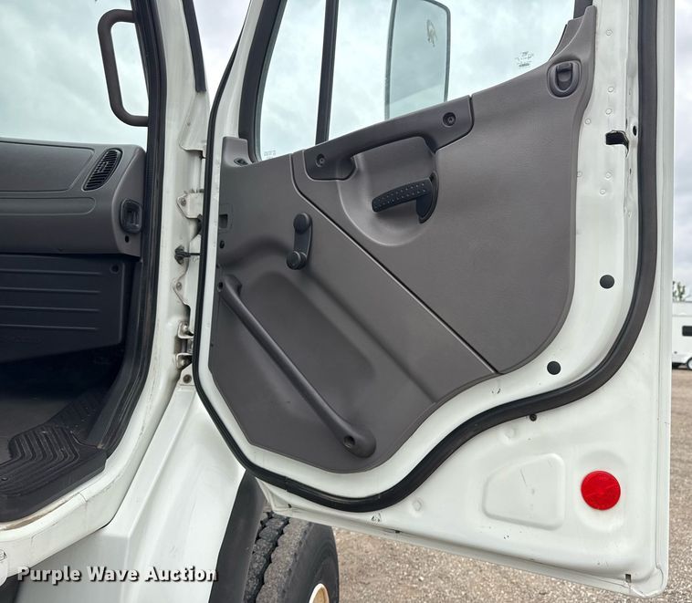 image for item EG5781 2010 Freightliner Business Class M2 crane truck