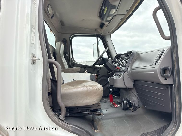 image for item EG5781 2010 Freightliner Business Class M2 crane truck