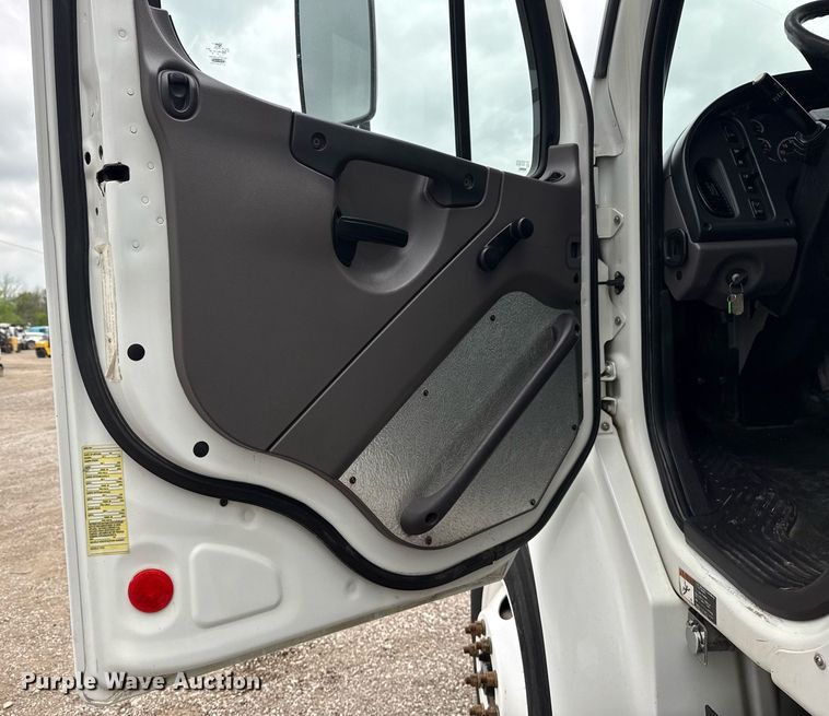 image for item EG5792 2014 Freightliner M2 refuse truck