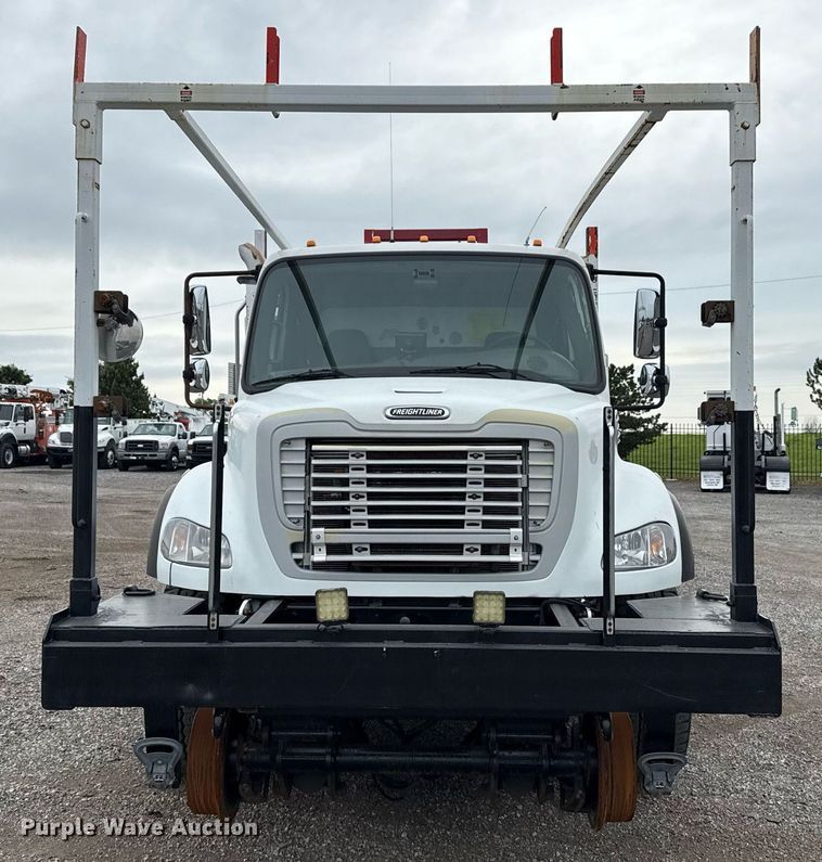 image for item EG5795 2010 Freightliner Business Class M2 crane truck