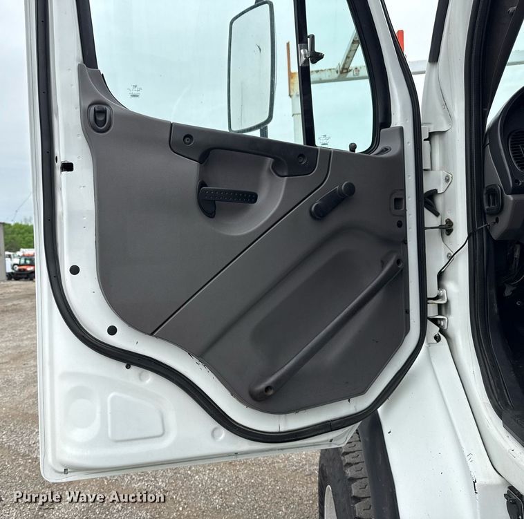 image for item EG5795 2010 Freightliner Business Class M2 crane truck