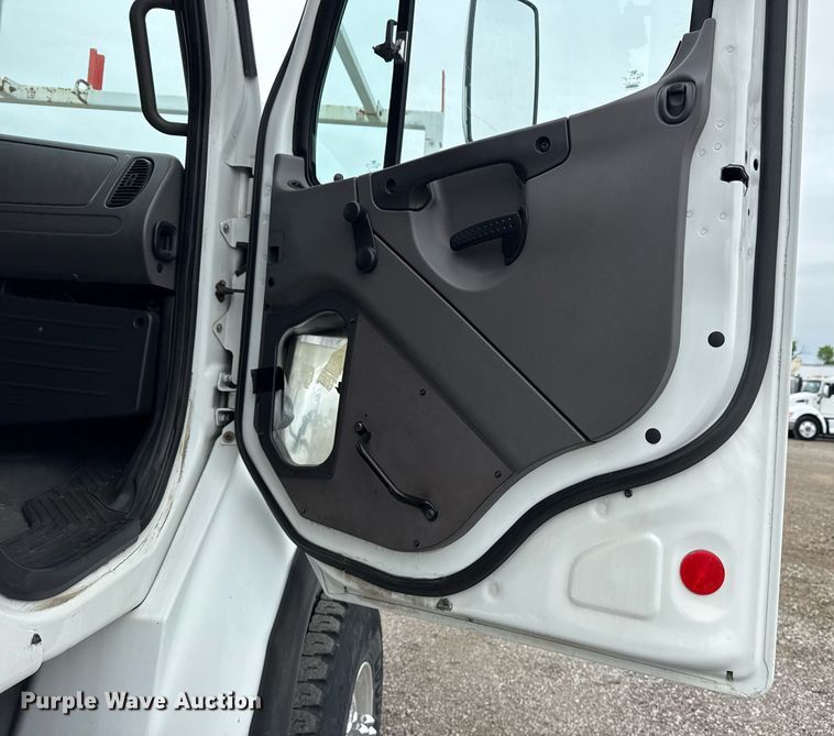 image for item EG5795 2010 Freightliner Business Class M2 crane truck