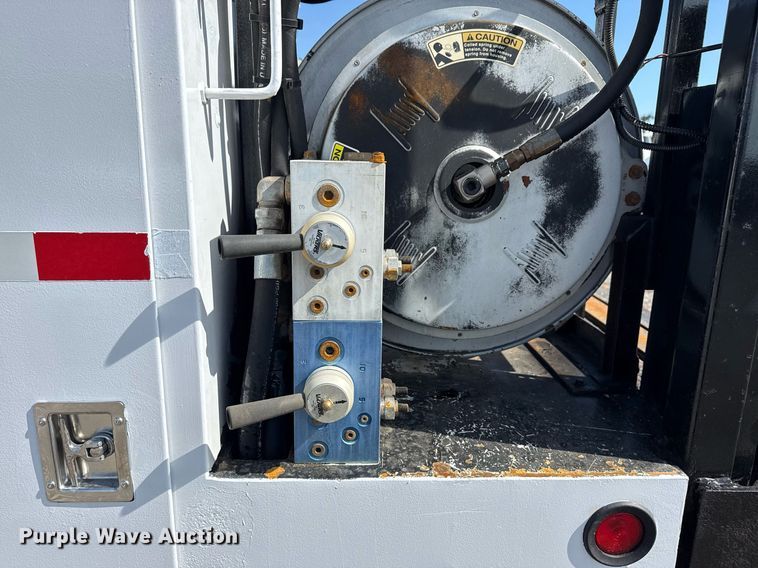 image for item EG5812 2007 Freightliner Business Class M2 Ext. Cab utility / service truck