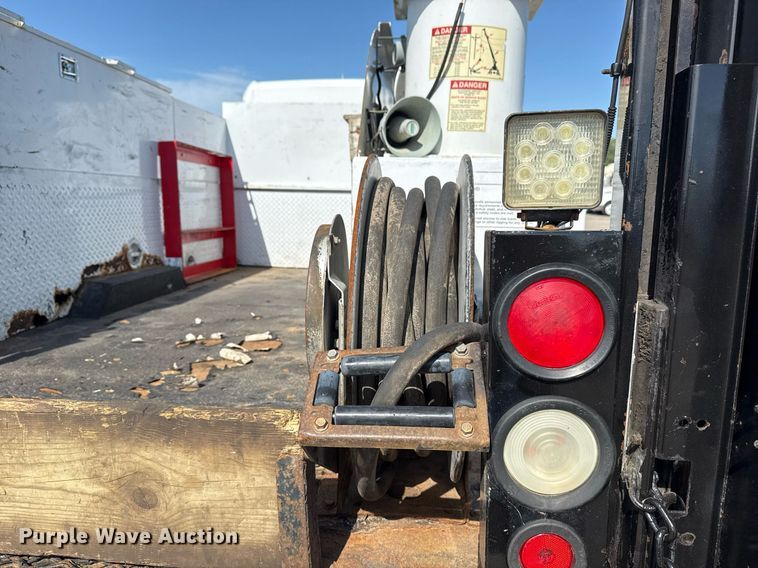 image for item EG5812 2007 Freightliner Business Class M2 Ext. Cab utility / service truck