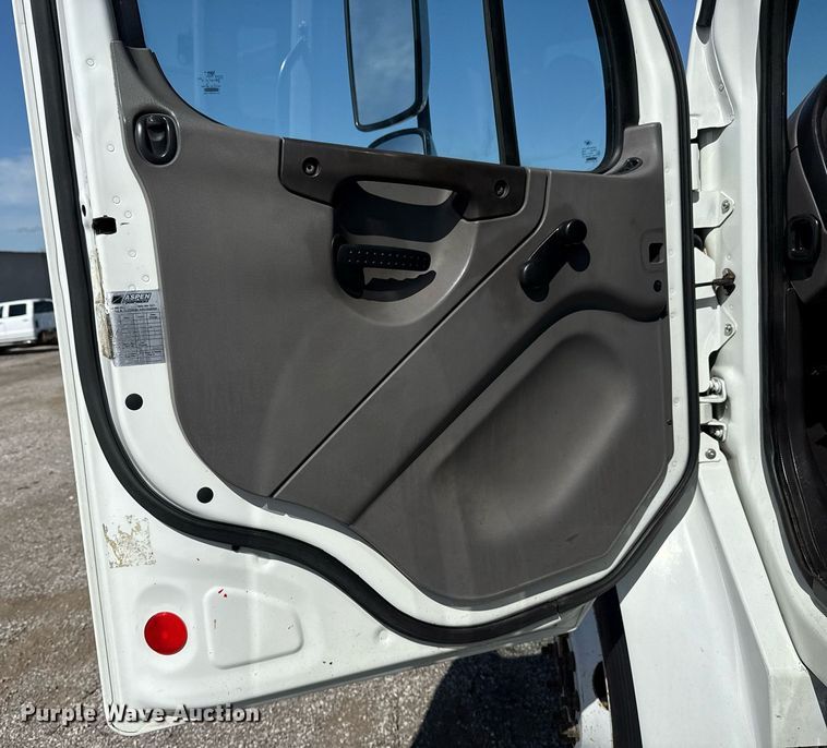 image for item EG5812 2007 Freightliner Business Class M2 Ext. Cab utility / service truck