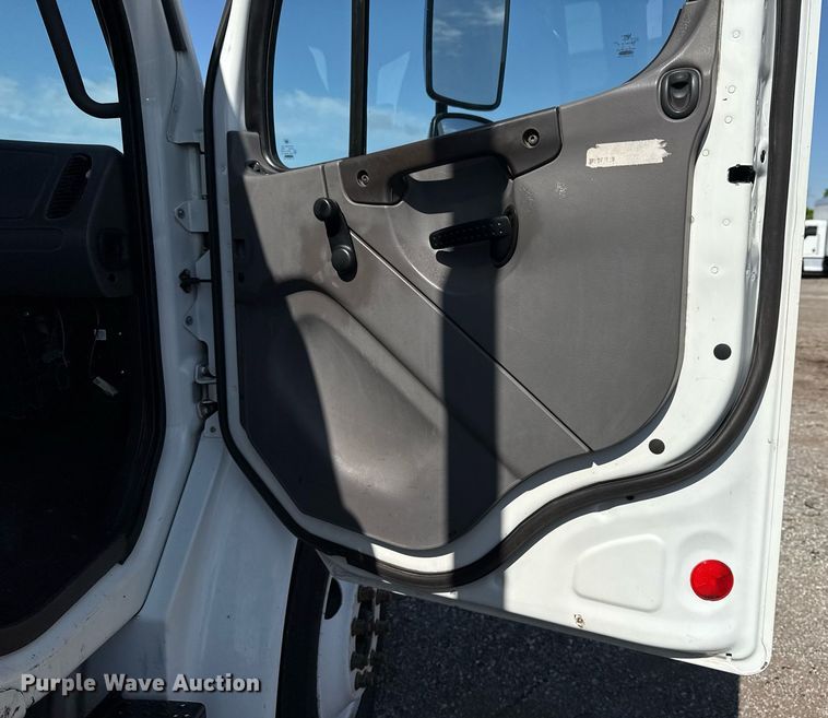 image for item EG5812 2007 Freightliner Business Class M2 Ext. Cab utility / service truck