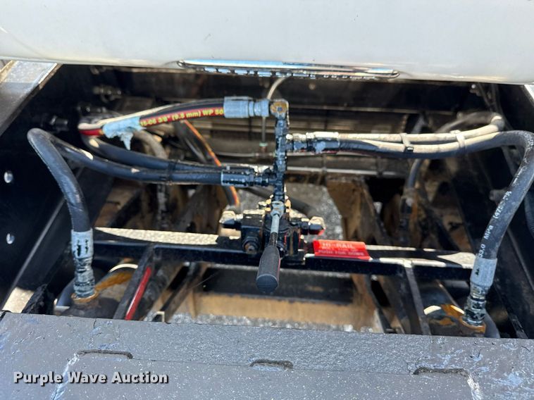 image for item EG5812 2007 Freightliner Business Class M2 Ext. Cab utility / service truck