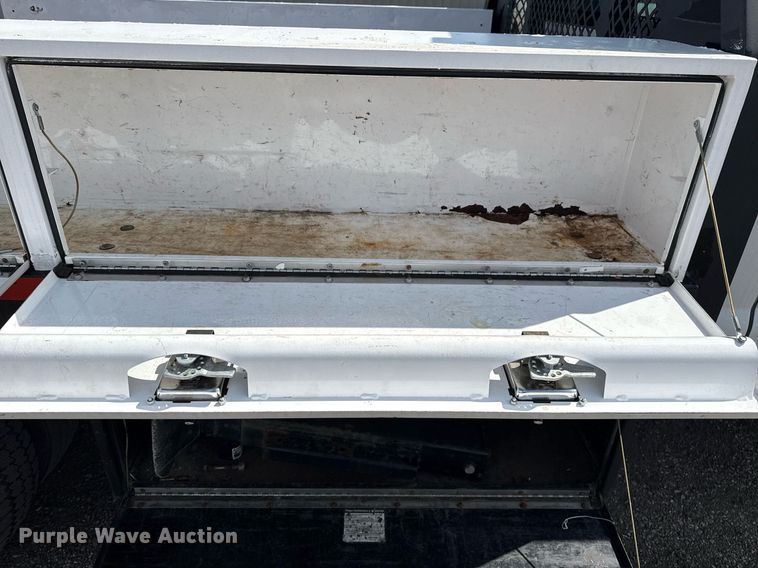 image for item EG5820 2015 Ford F550 Super Duty flatbed truck