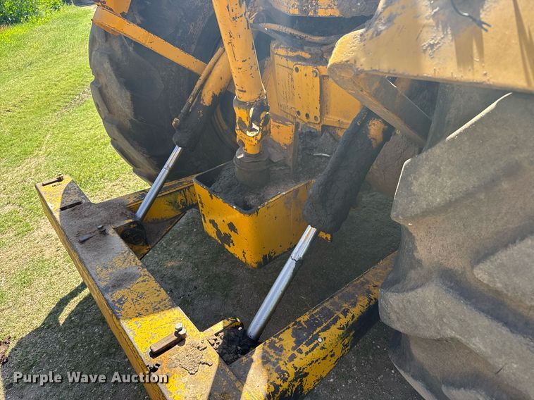 image for item EG6423 1974 John Deere 760A elevating scraper