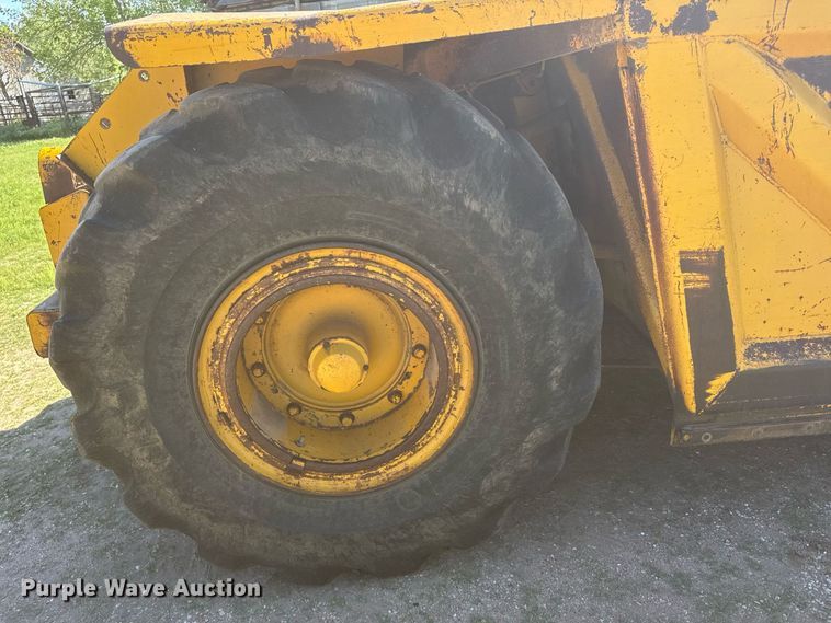 image for item EG6423 1974 John Deere 760A elevating scraper