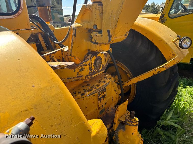 image for item EG6424 1973 John Deere 760-A elevating scraper