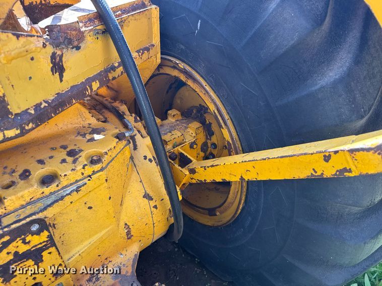 image for item EG6424 1973 John Deere 760-A elevating scraper