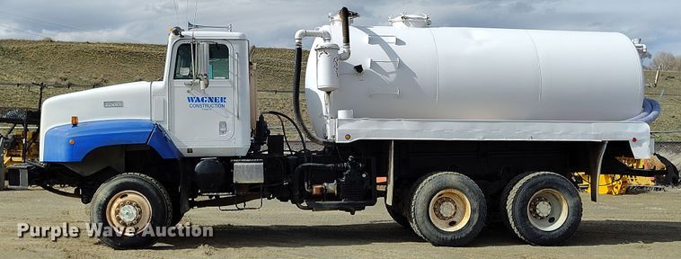 image for item EH0237 1997 International Paystar 5000 vacuum truck