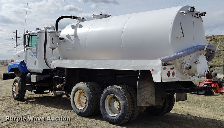 image for item EH0237 1997 International Paystar 5000 vacuum truck