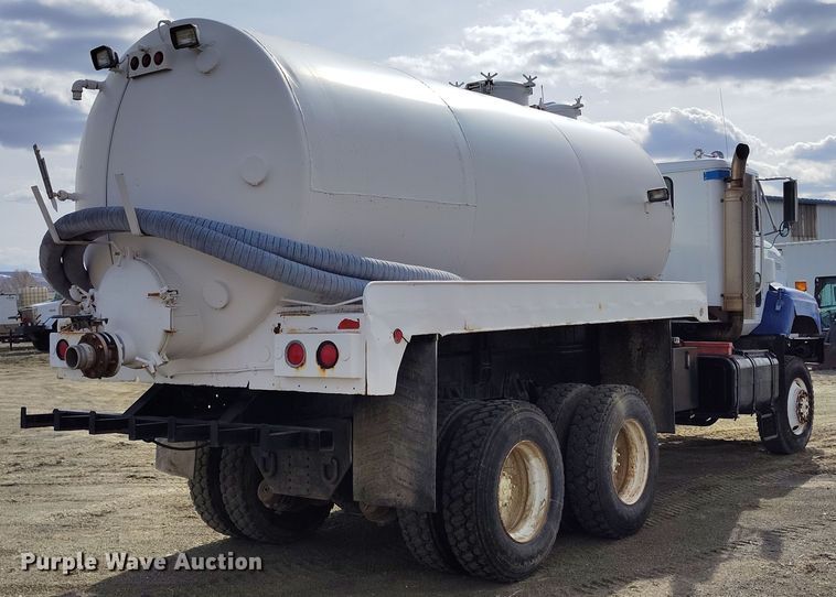 image for item EH0237 1997 International Paystar 5000 vacuum truck