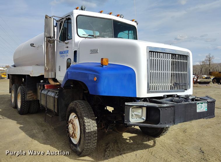 image for item EH0237 1997 International Paystar 5000 vacuum truck