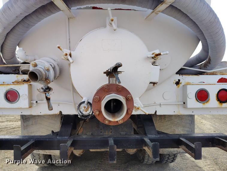 image for item EH0237 1997 International Paystar 5000 vacuum truck