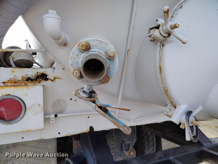 image for item EH0237 1997 International Paystar 5000 vacuum truck