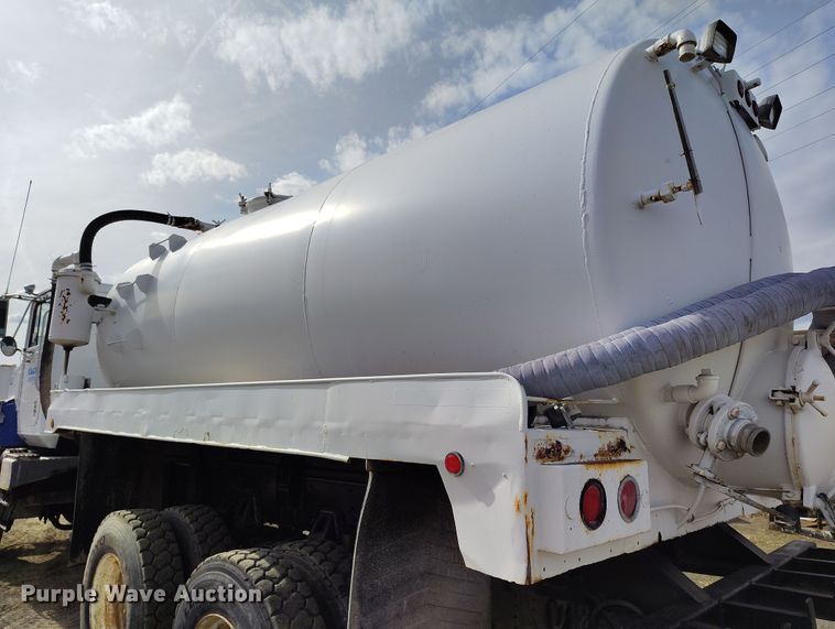 image for item EH0237 1997 International Paystar 5000 vacuum truck