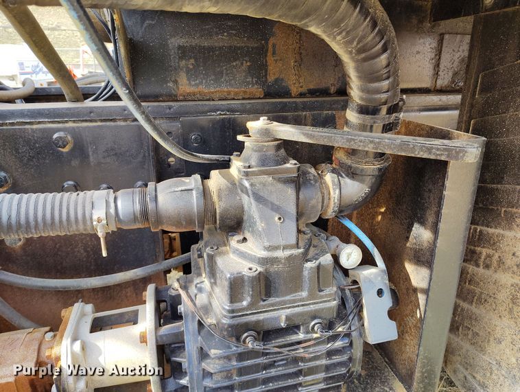 image for item EH0237 1997 International Paystar 5000 vacuum truck