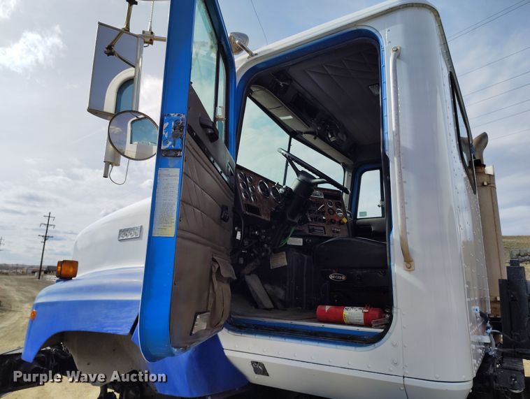 image for item EH0237 1997 International Paystar 5000 vacuum truck