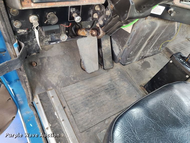 image for item EH0237 1997 International Paystar 5000 vacuum truck