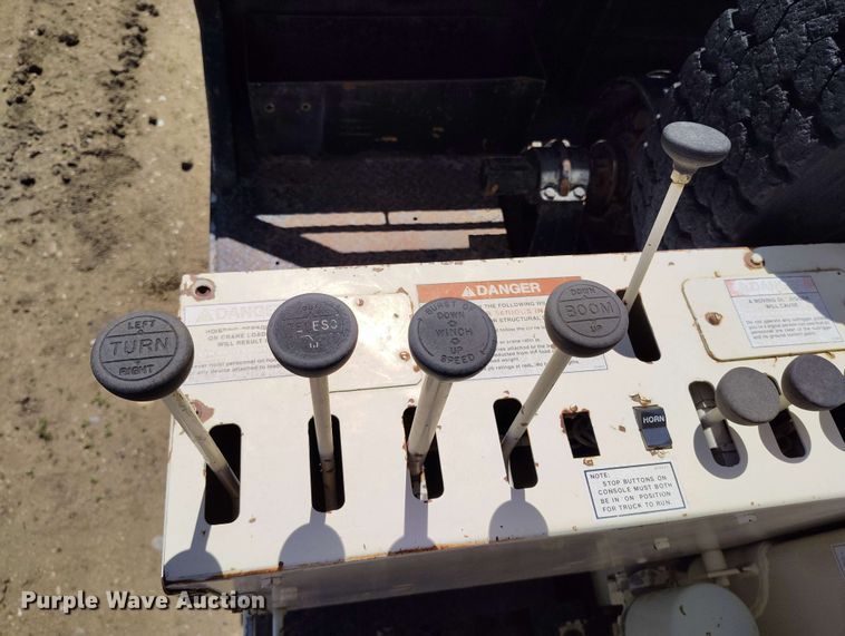 image for item EH0295 1989 Ford LT9000 crane truck