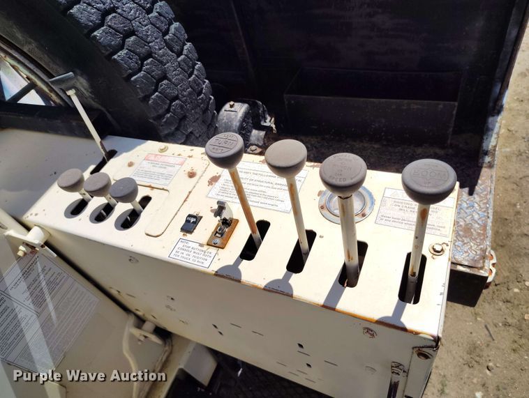 image for item EH0295 1989 Ford LT9000 crane truck