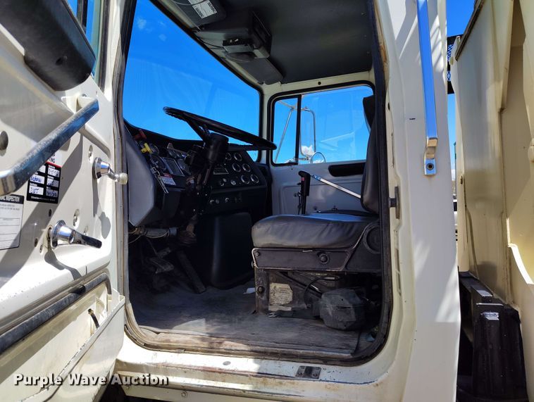 image for item EH0295 1989 Ford LT9000 crane truck