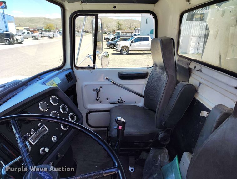 image for item EH0295 1989 Ford LT9000 crane truck