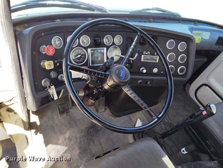 image for item EH0295 1989 Ford LT9000 crane truck