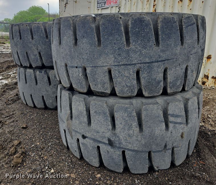 image for item EH8922 (4) 29.5R25 Bridgestone tires
