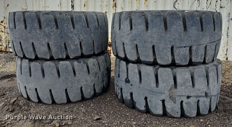 image for item EH8922 (4) 29.5R25 Bridgestone tires