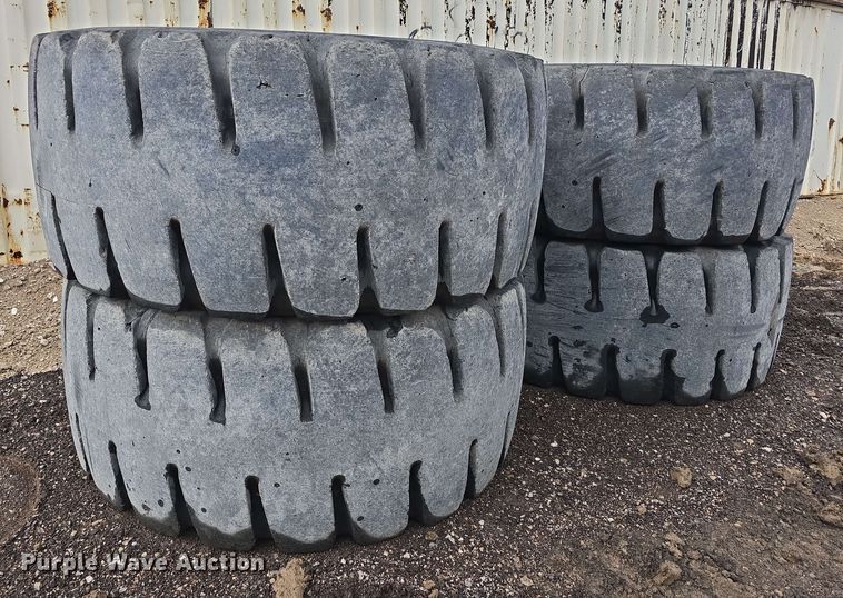 image for item EH8922 (4) 29.5R25 Bridgestone tires