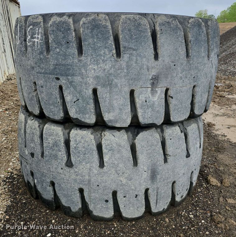 image for item EH8922 (4) 29.5R25 Bridgestone tires