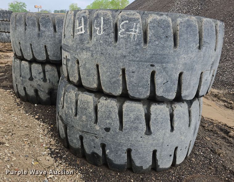 image for item EH8922 (4) 29.5R25 Bridgestone tires