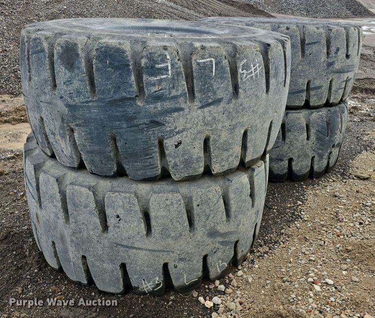 image for item EH8922 (4) 29.5R25 Bridgestone tires